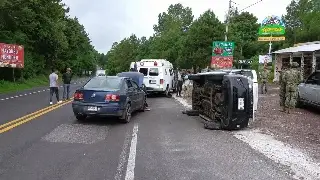 Choque y volcadura en la carretera a Perote, cerca de Las Vigas
