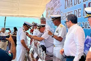 Marinos mercantes de Veracruz reciben reconocimiento por décadas de servicio