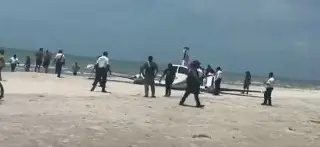 Avioneta aterriza de emergencia en playa de Campeche (video)