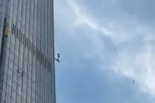 Se estrella una avioneta contra el edificio más alto de Pekín