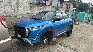 Roballantas vuelven a operar en Córdoba; dejan camioneta sobre bloques 