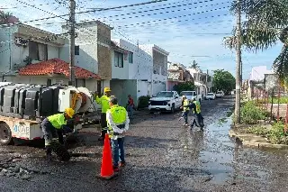 Desfogan inundación en calles de Boca del Río; vecinos reportan que problema lleva años
