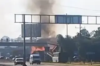 Pipa con Gas LP vuelca y cae a barranco en carretera México-Veracruz