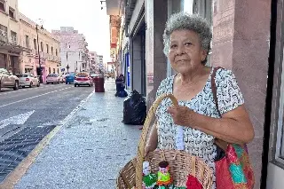 Tiene un gran corazón: esta abuelita vende chicles para apoyar a otras personas en Veracruz 