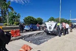 Camioneta de valores cae en zanja tras choque en autopista Córdoba-Orizaba