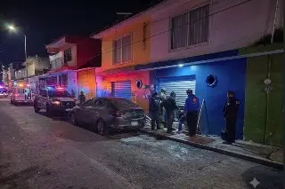 Intensa movilización en Xalapa por hombre que se encerró dentro de taller; esto hizo