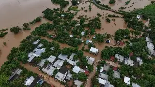 Lluvias torrenciales inundan Catemaco e Isla; corrientes arrastran vehículos