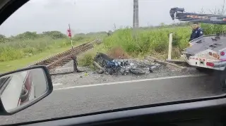 Pareja en moto quiso ganarle al tren en Coatzacoalcos; no lo lograron 