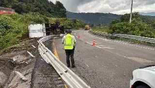 Cierre parcial en carretera por accidente de tráiler