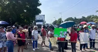 Bloquean carretera Alvarado - Paso del Toro a la altura de Los Robles