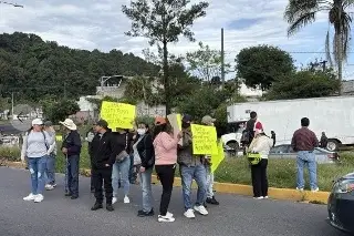Bloquean Xalapa-Perote; exigen reparar vía en Tlacolulan