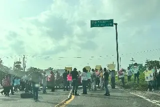 Familiares de policías detenidos bloquean carretera Coatzacoalcos-Villahermosa en Veracruz