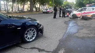 Moto choca con auto de lujo y taxi en Veracruz 