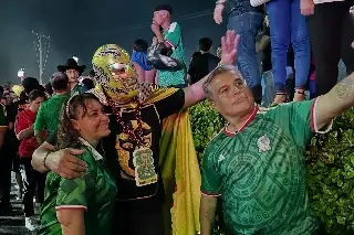 Veracruzanos celebran en la estatua de Cuauhtémoc el triunfo de México