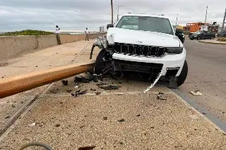 Conductor destroza su camioneta en el malecón de Coatzacoalcos; tras festejos por la victoria de México