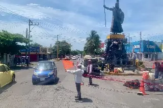 Llegó una cuadrilla a la estatua de Cuauhtémoc; ¿qué pasará con el monumento? 