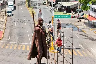  Exhortan a preservar los monumentos tras celebración en estatua de Cuauhtémoc