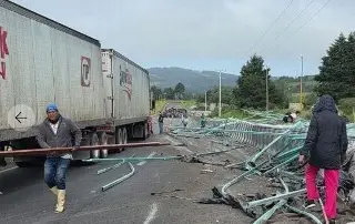 Volcadura de tráiler en autopista provoca rapiña de mercancía