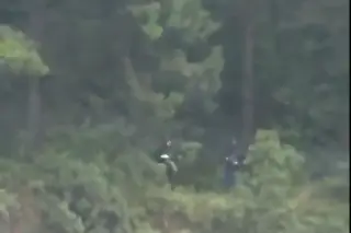 Exhiben a presuntos delincuentes acechando en carretera de Veracruz