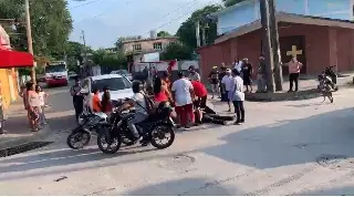 Fuerte choque de auto y 2 motos deja hombre convulsionando 