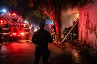 Incendio en casa abandonada moviliza a cuerpos de auxilio en la colonia 21 de Abril de Veracruz