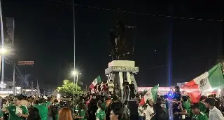 Tremenda fiesta la que se armó en la estatua de Cuauhtémoc en Veracruz 
