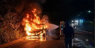 Incendio consumió camioneta sobre el bulevar Xalapa-Coatepec; esto se sabe