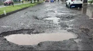 Una de las avenidas más transitadas de Boca del Río está llena de baches