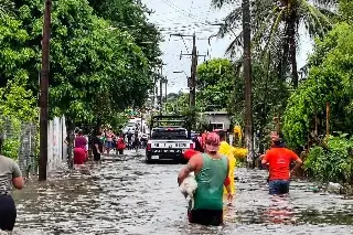 Se desborda Río Tolome en Veracruz; autoridades habilitan albergues (video)