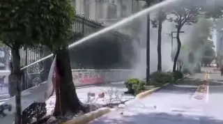 Dispersan con chorros de agua protesta de colectivos trans en gobernación