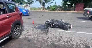 Motociclista se impacta  con vehículo particular en Miguel Alemán