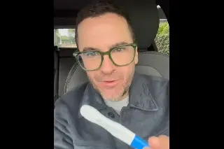 ¡Revuelo en redes! Mauricio Mancera se hace prueba de embarazo (+video)