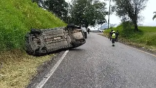 Vuelca automóvil al incorporase a autopista Orizaba-Córdoba