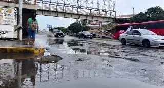 Reportan encharcamiento y exceso de baches en este tramo de la avenida Cuauhtémoc en Veracruz 