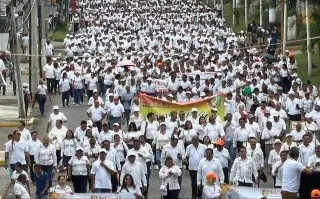 Marchan maestros del SNTE en Poza Rica, exigen plazas y mejores pensiones