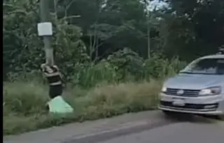 Por presuntamente golpear a sus padres, atan a hombre a poste en Tabasco
