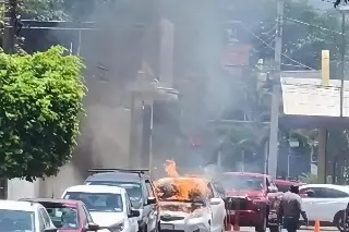 Se incendia automóvil por presunta falla mecánica; checa dónde