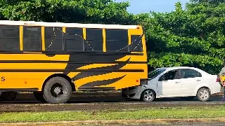 Auto se incrusta bajo autobús en la carretera Veracruz - Xalapa; esto ocurrió