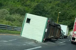 Remolque tipo oficina móvil vuelca en la autopista de Veracruz