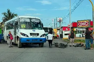 Choque entre camión y moto en Lomas 3, en el municipio de Veracruz