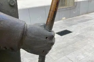 Intentan robar estatua de bronce en el centro de Veracruz