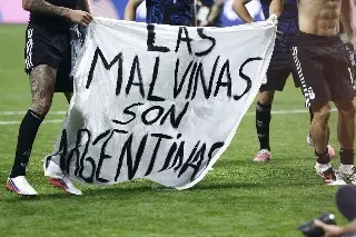 Argentina exhibe bandera de las Islas Malvinas tras vencer a Inglaterra ¿Qué dice la FIFA?