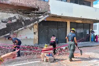 ¿Multarán a dueño de edificio donde se desplomó balcón en Veracruz?  