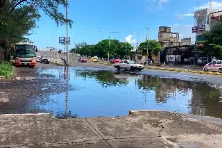 Encharcamiento frente a plaza comercial provoca caos vial y peligro en Veracruz