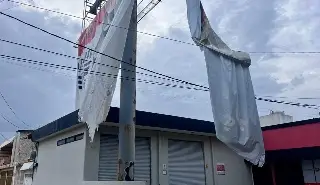 Caída de lonas de un espectacular afecta servicio de energía eléctrica en calles del centro de Veracruz 