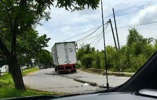 Reportan doble accidente de tráileres en Xalapa este viernes; dejaron sin luz varias casas