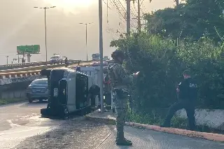 Otro más que se accidenta y termina volcado en este puente de Veracruz