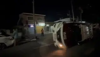 Taxi causa aparatoso accidente y termina volcado sobre avenida Miguel Ángel de Quevedo, en Veracruz