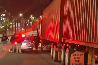 Conductor de tráiler denuncia agresión durante operativo de alcoholímetro en Xalapa