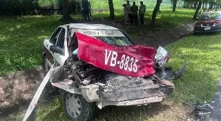 Así terminó un taxi tras aparatoso accidente rumbo al Aeropuerto de Veracruz